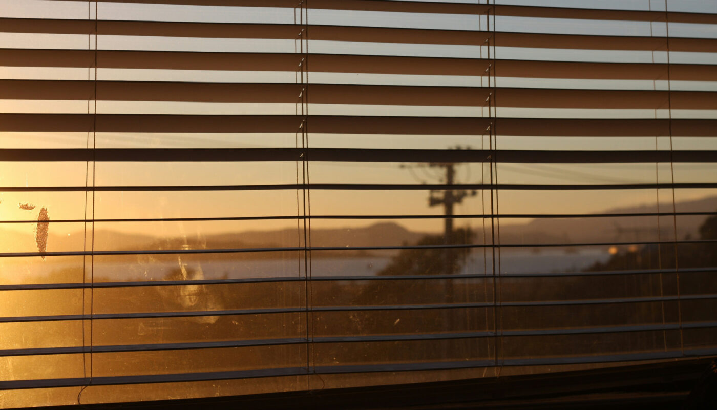 răsărit de soare, raze la fereastră, scenă din drum spre soare