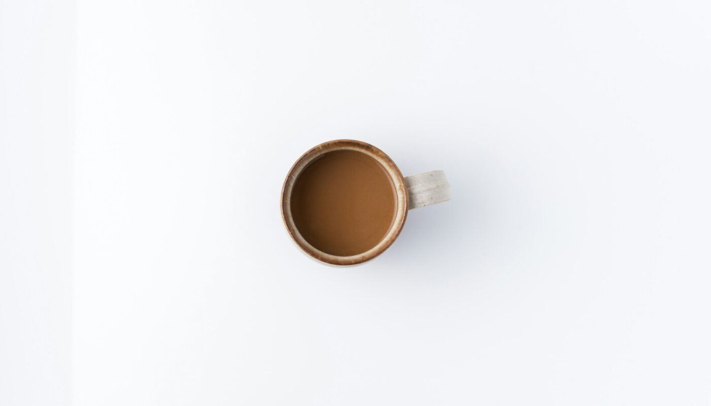 ceașcă de cafea pe masă albă, scenă din realități ascunse