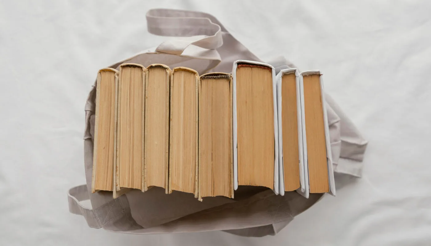 o sacoșă cu cărți vechi, anticariat, scenă din comori părintești