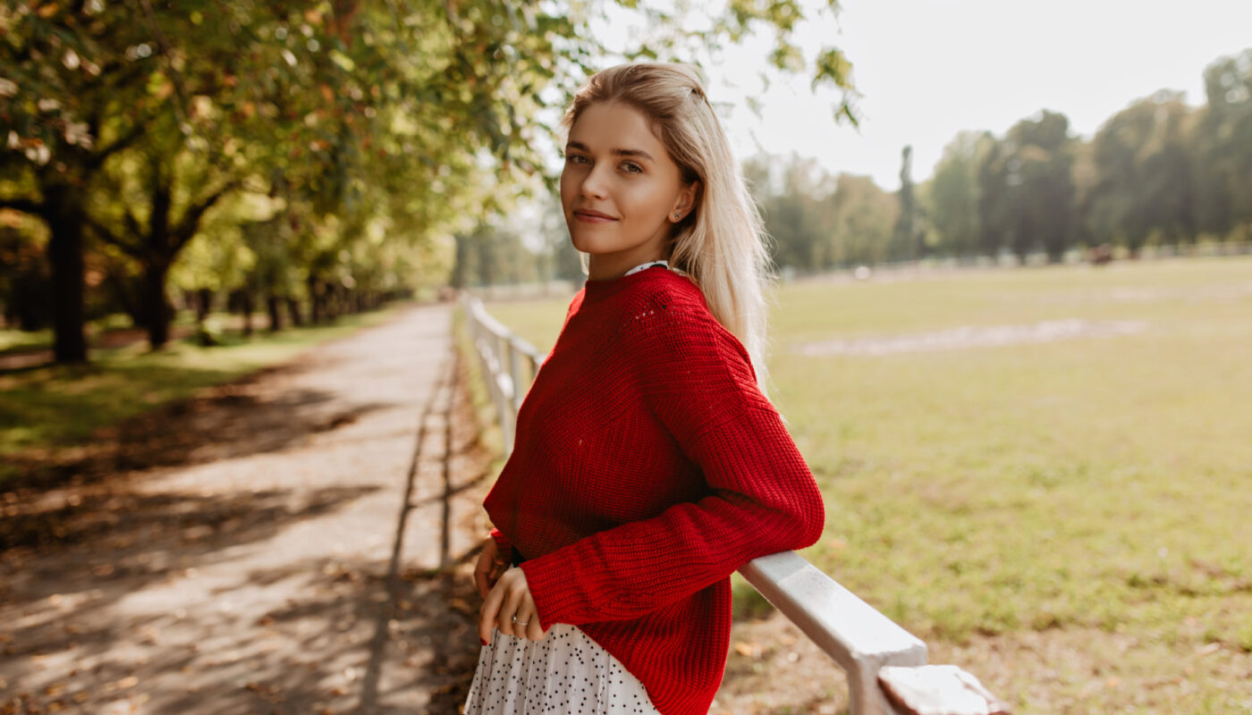 femeie tânără cu părul blond, în parc, scenă din iubiri revendicate