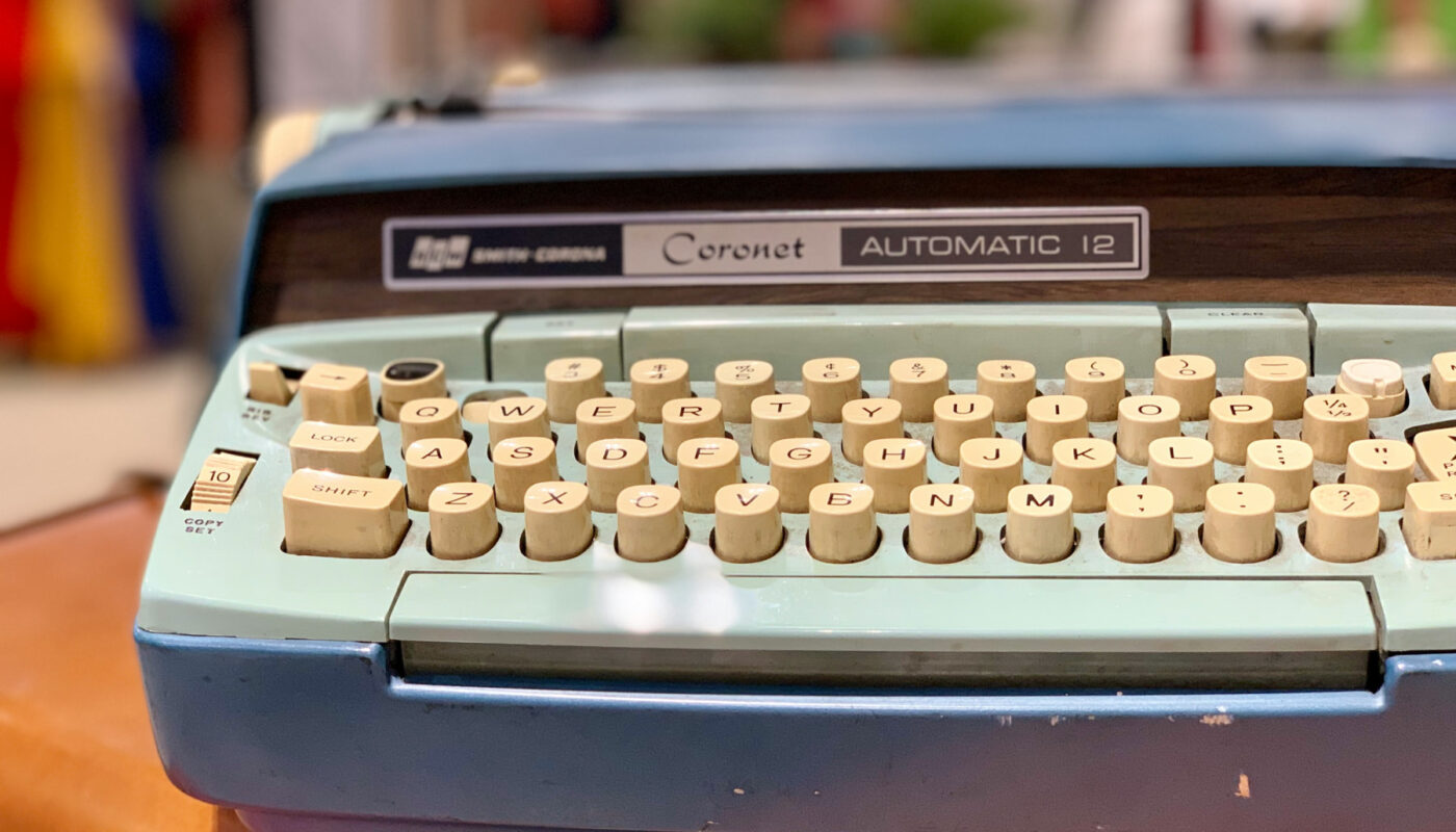 mașină de scris vintage, coronet, scenă din victoria spiritelor