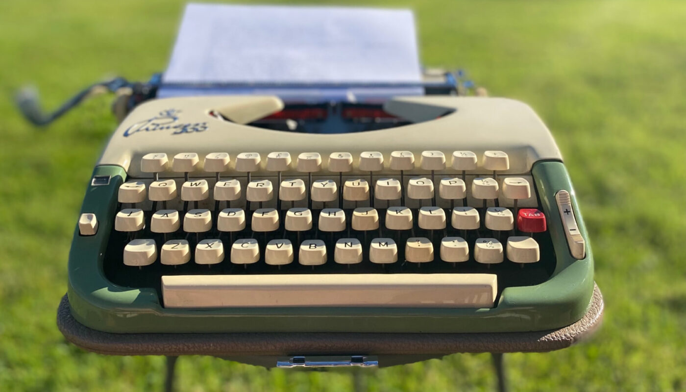 mașină de scris retro, o zi însorită afară, scenă din lumina spirituală